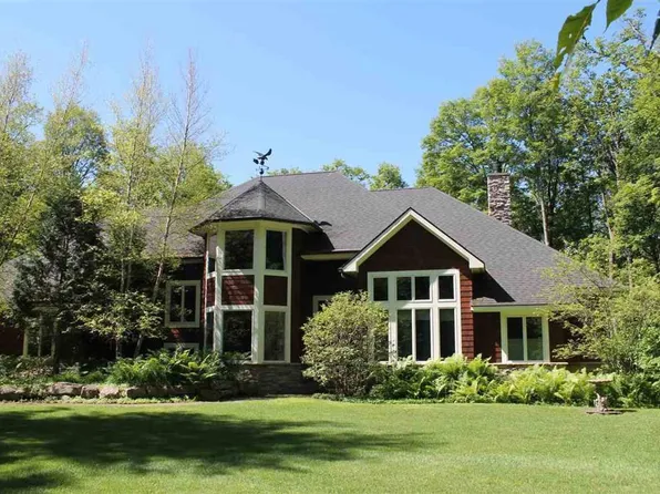 480 Country Knolls Dr, Harbor Springs, MI 49740