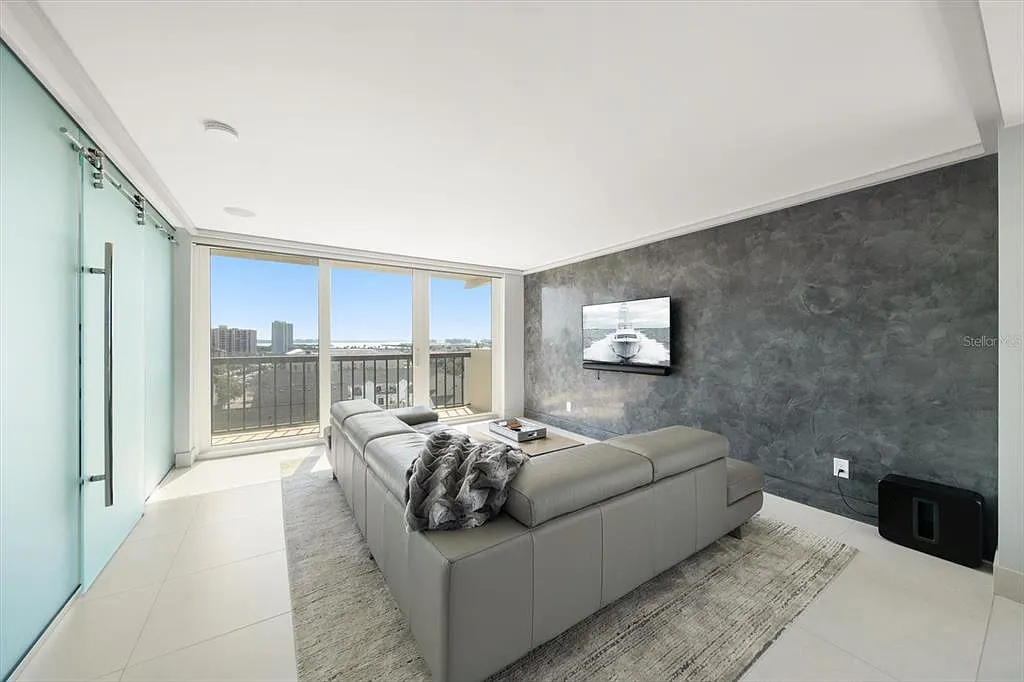 1 bed, 1.0 bath, 1390 sqft, $4,000 — Photo 2