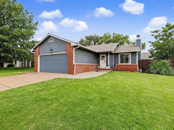 214 E Country Walk Ln, Mulvane, KS 67110