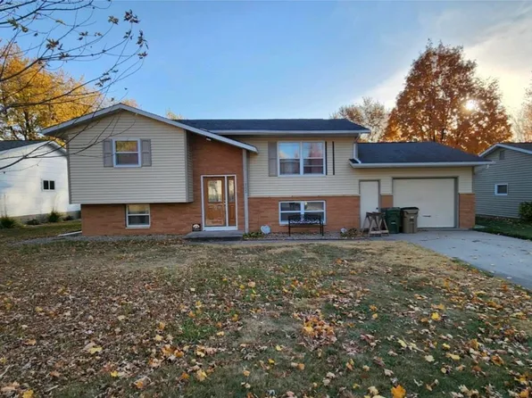 703 2nd St NW, Dyersville, IA 52040