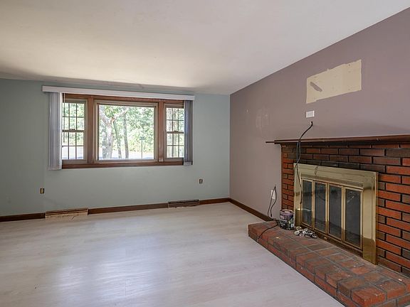 3rd image of 244 Hedges Pond Rd
