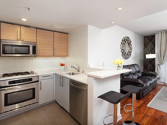 4th image of 555 4th St Unit 847