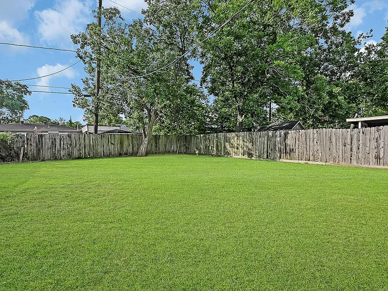 606 Burke Rd — Photo 2