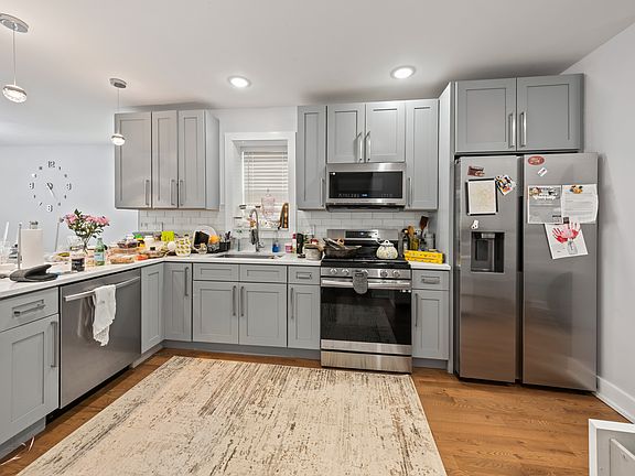 3rd image of 2550 W Balmoral Ave APT 1