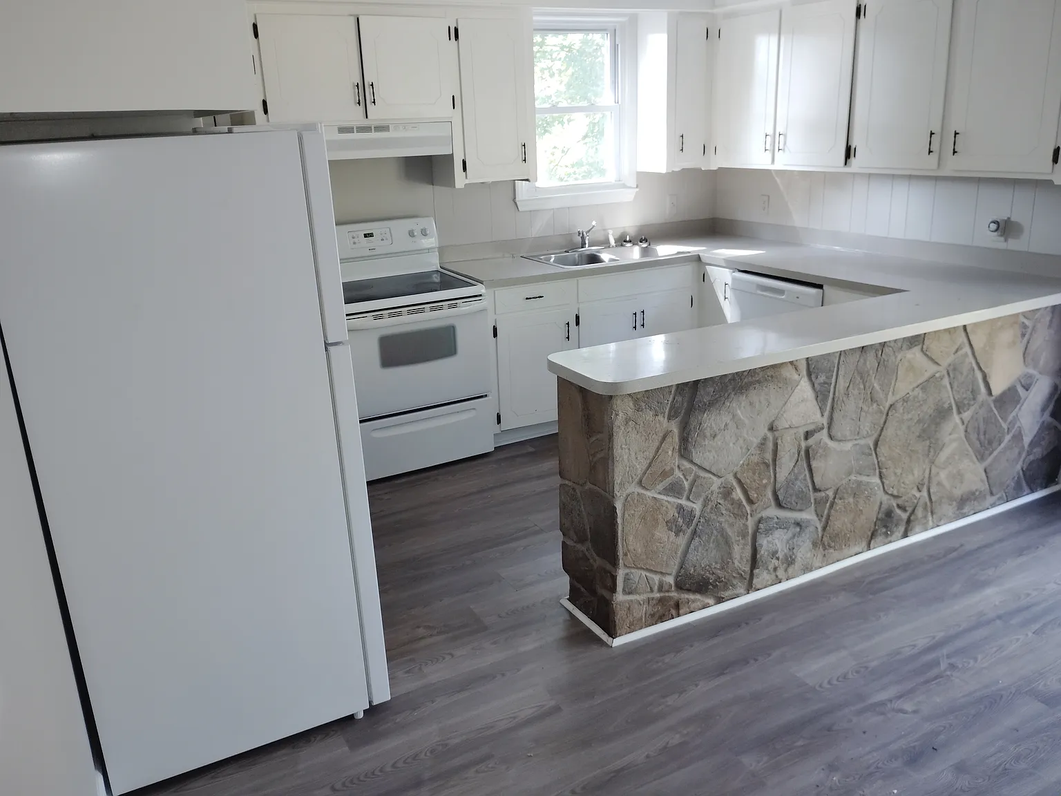 3 bed, 1106 sqft, $1,900 — Photo 4