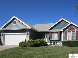 306 Fleetwood Dr, Papillion, NE 68133