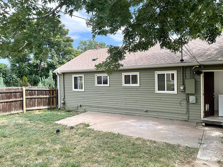 4895 Beach Ct — Photo 30