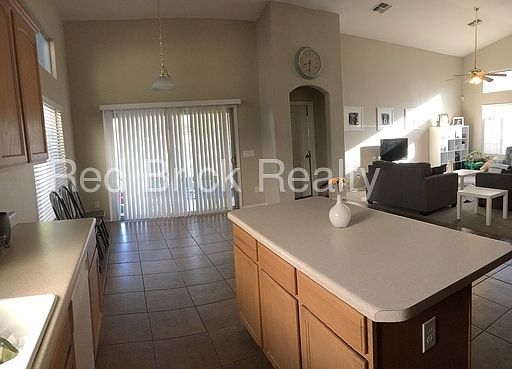 4th image of 952 E Payton St