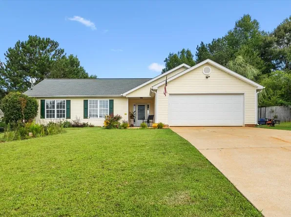 12 Huntington Dr, Grantville, GA 30220