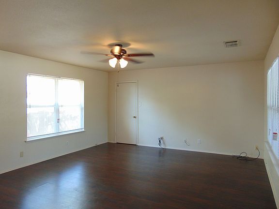 2nd image of 404 Oakhill Dr