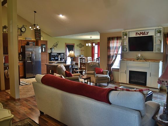 4th image of 417 Centennial St