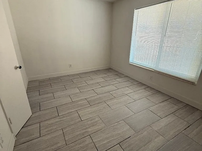 2317 NE 2nd St #5 — Photo 2