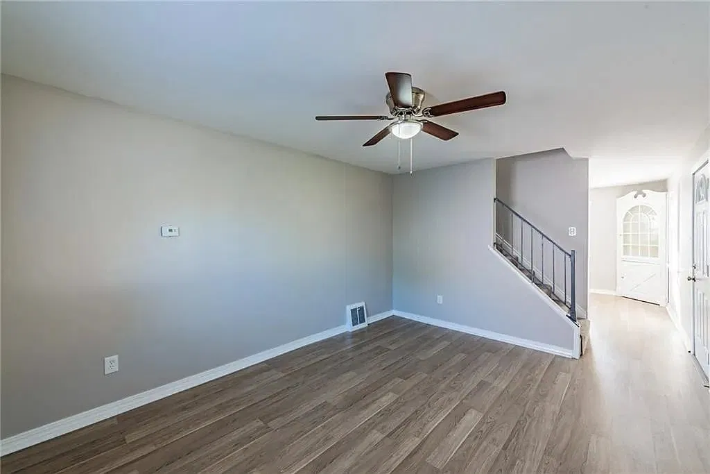 3 bed, 1.0 bath, 1077 sqft, $1,697 — Photo 2