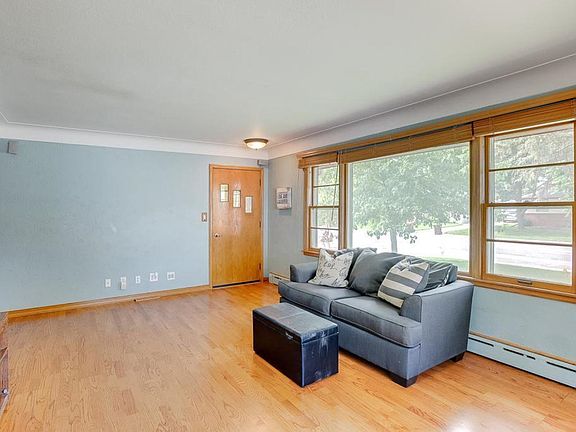 4th image of 235 Poplar St W
