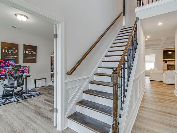 5th image of 375 Edenwood Dr