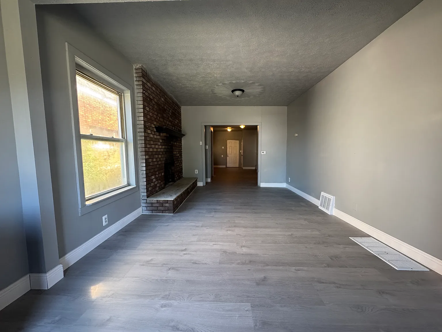 3 bed, 1000 sqft, $1,600 — Photo 2