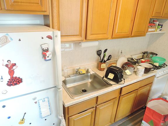 4th image of 2563 42nd St APT 14