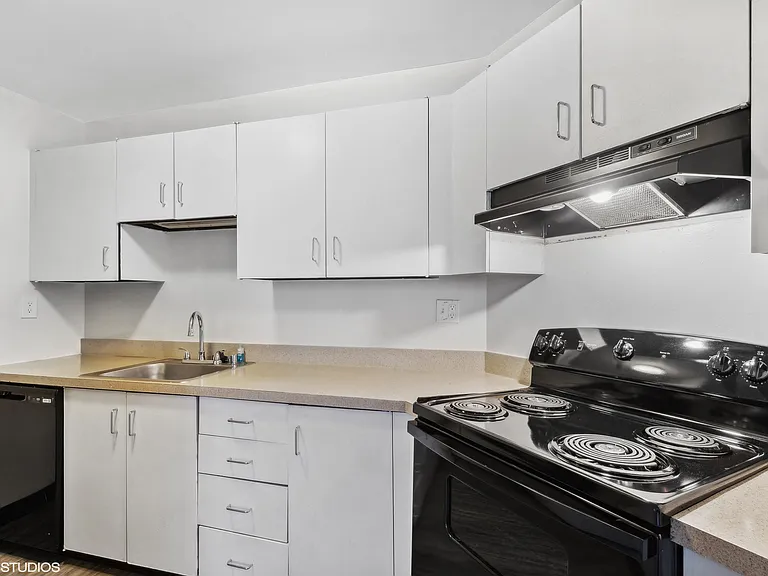 Delmar Loop Apartments — Photo 12