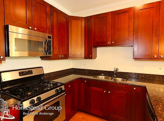 3rd image of 1726 W Belmont Ave #4