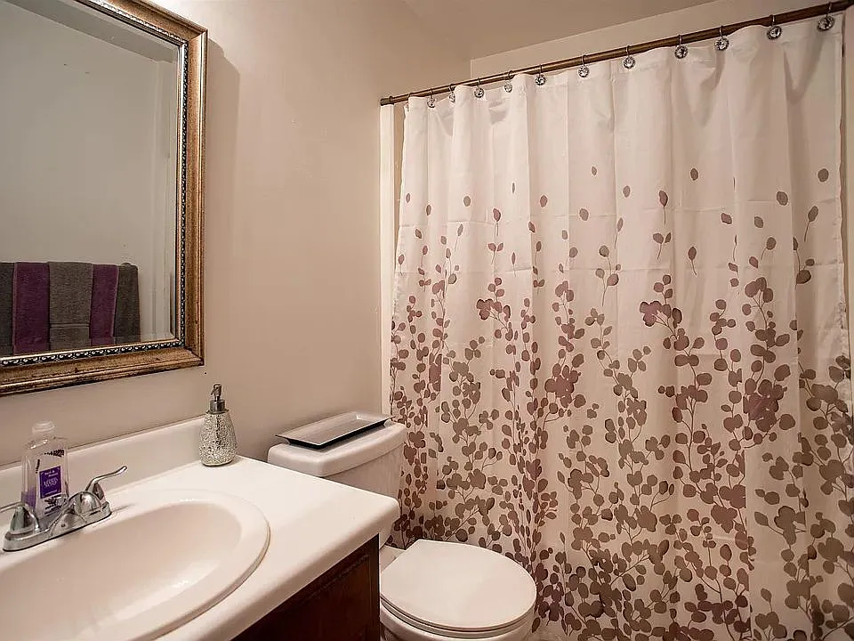 2 bed, 1.0 bath, 828 sqft, $1,150 — Photo 2