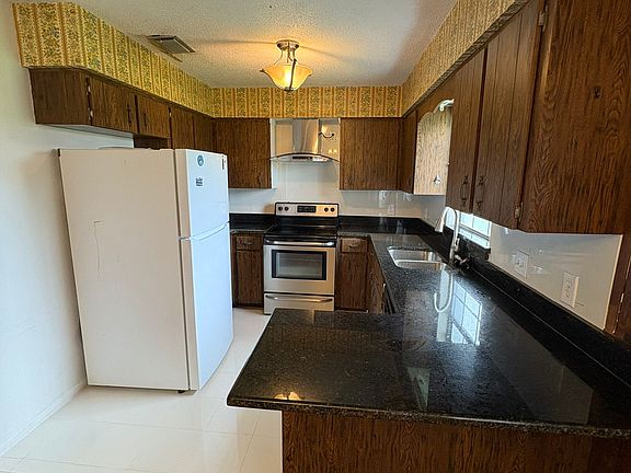 Kitchen & breakfast nook