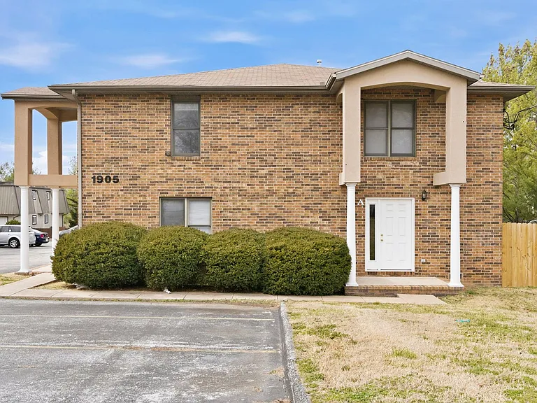 1905 S Ingram Mill Rd #8 — Photo 3