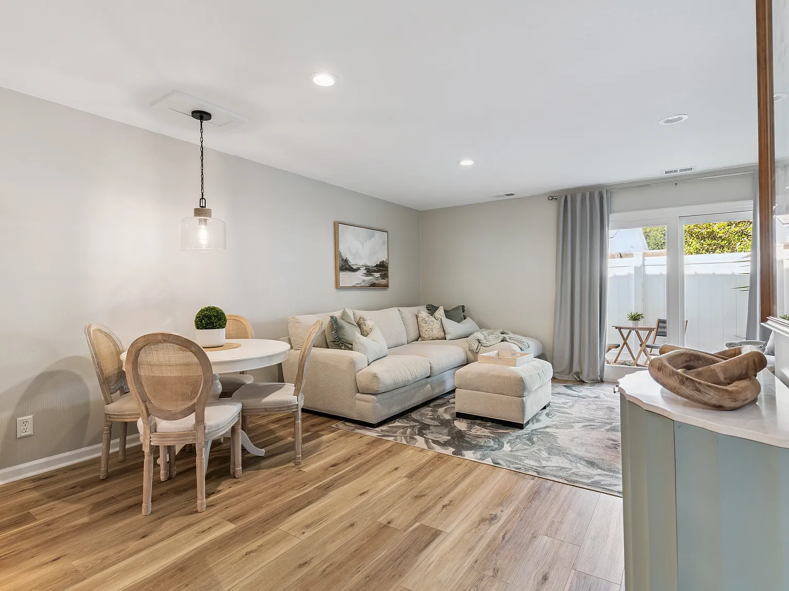2 bed, 1120 sqft, $2,550 — Photo 2