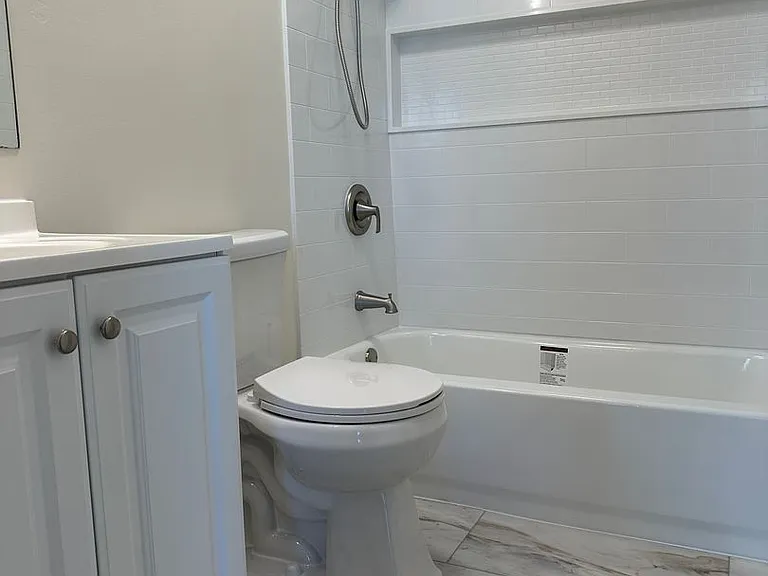 327 Georgetowne Ct — Photo 10