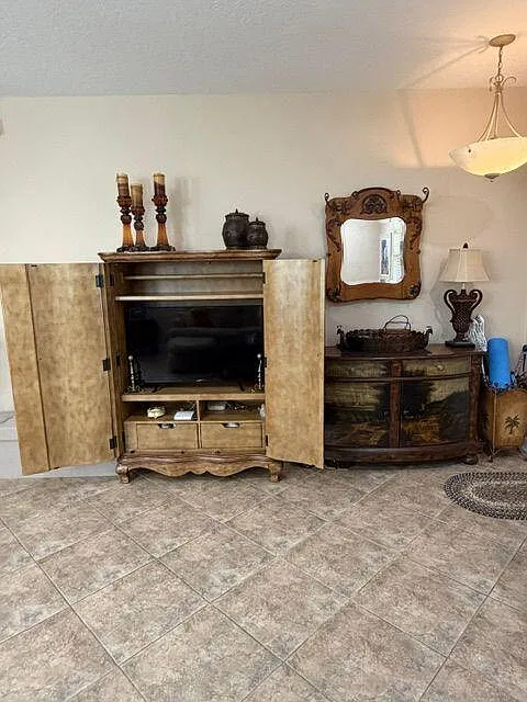 3 bed, 2.5 bath, 1610 sqft, $8,000 — Photo 4