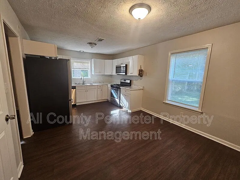 4 bed, 2.5 bath, 1950 sqft, $2,600 — Photo 4