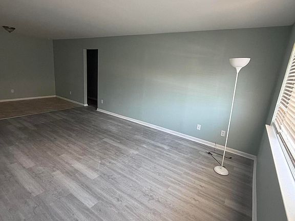 3rd image of 405 Cynthia Ct