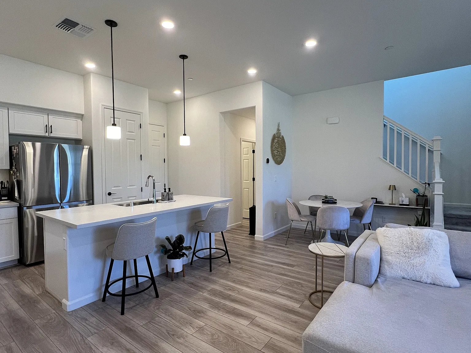 3 bed, 2.5 bath, 1957 sqft, $4,799 — Photo 3