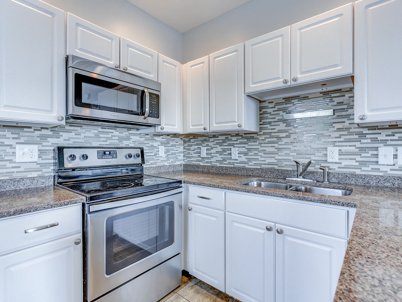 217 W Collins St - B — Photo 4