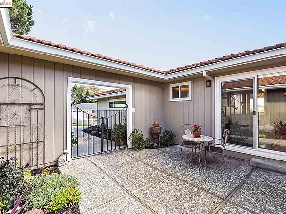 4th image of 2621 Marineview Dr