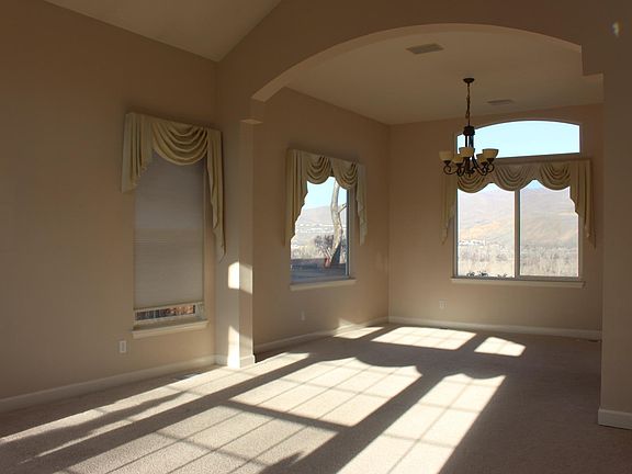 Living and dining rooms (1F)