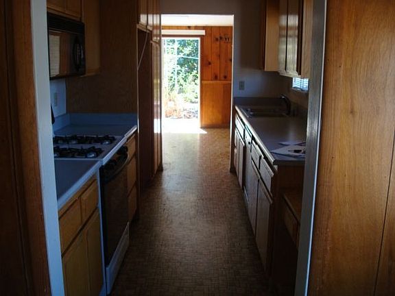 4th image of 320 Fraser Ln