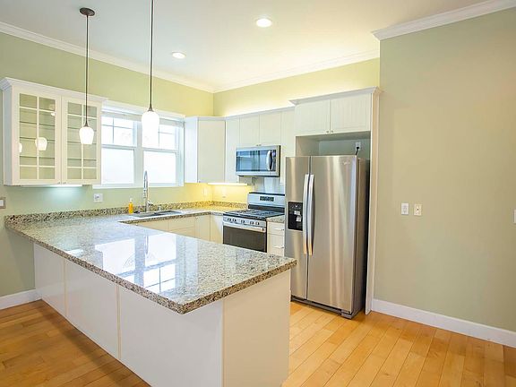 4th image of 24433 Ward St
