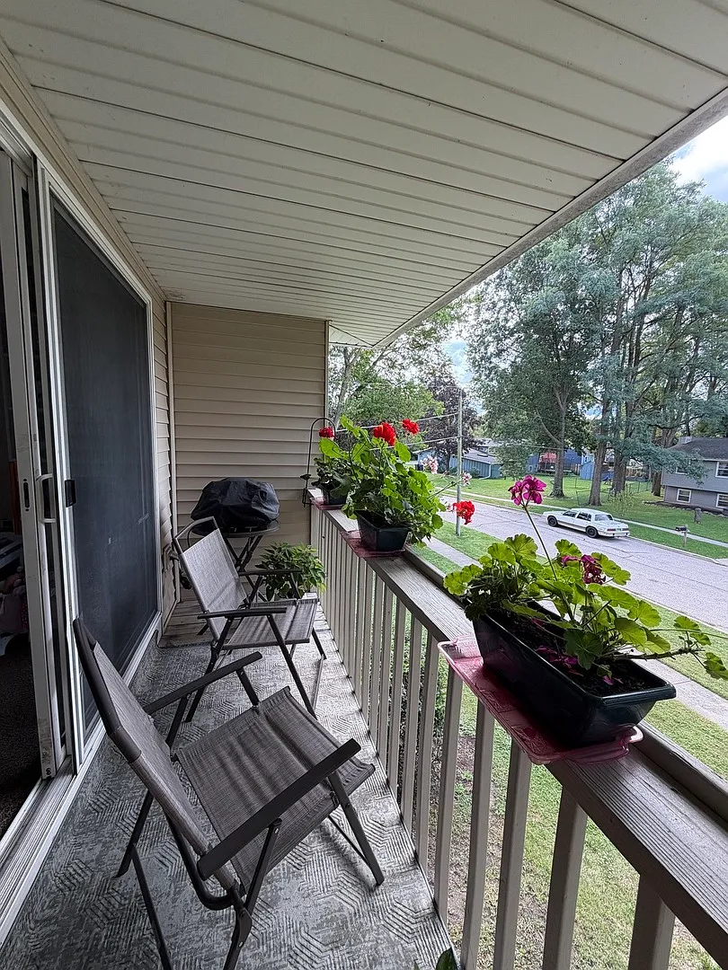 1 bed, 927 sqft, $1,400 — Photo 2