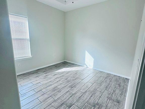 4th image of 4907 N Hiawatha Dr Unit 3