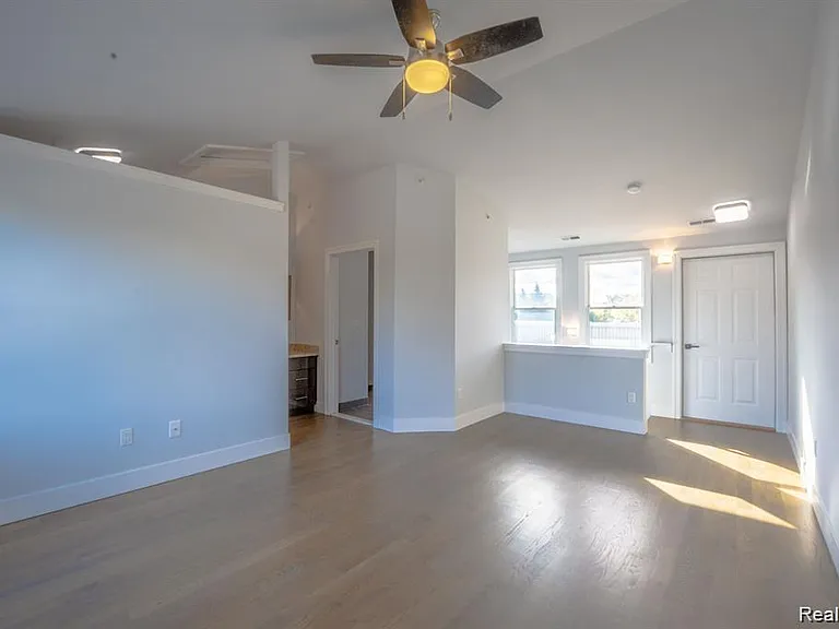 622 W Eleven Mile Rd — Photo 10