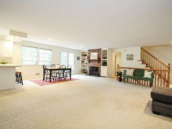 5th image of 7 Oak Leaf Ln