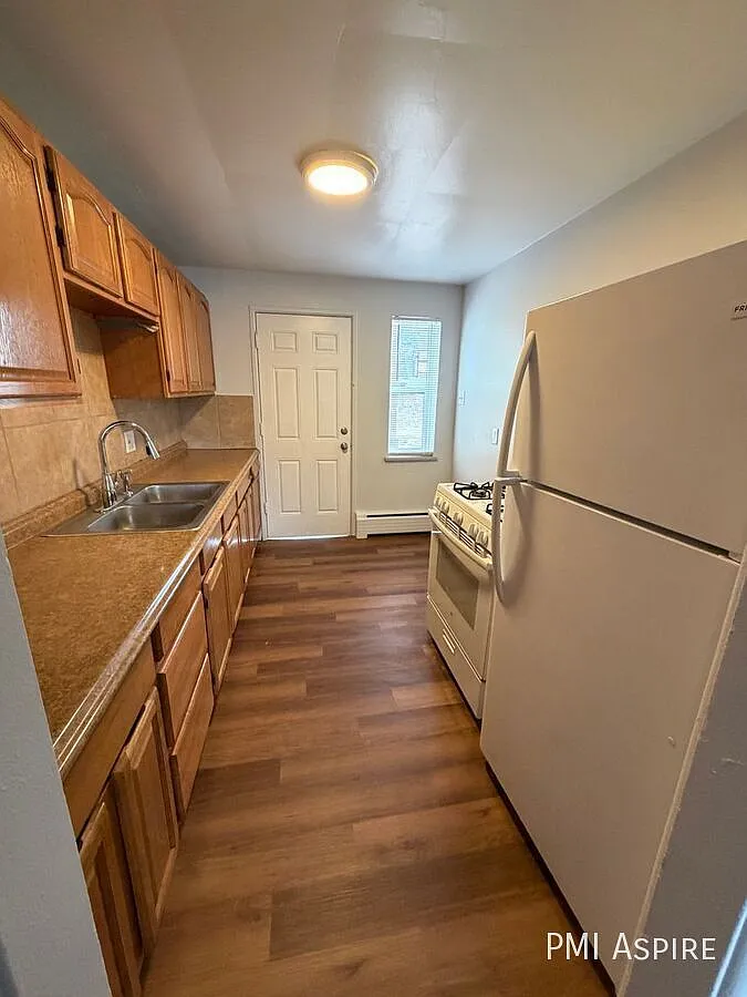 Awesome 1st Floor 2 Bedroom, 1 Bath Apartment available now close to S Platte Drive for easy comm... — Photo 4