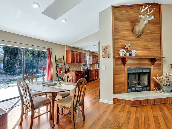 5th image of 2560 4th Ave NE