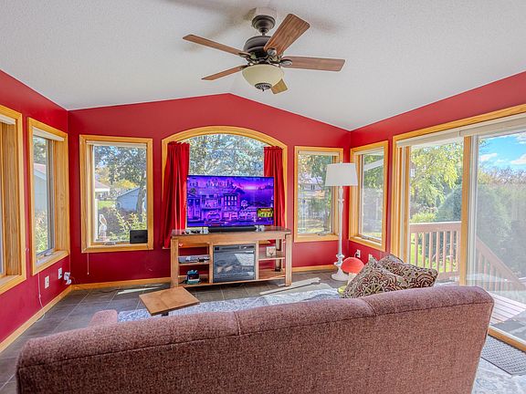 5th image of 9142 Lanewood Ln N