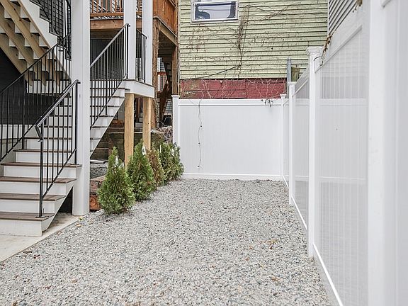 4th image of 269 Gold St #2