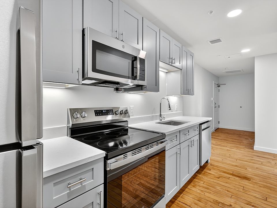 1st image of 1624 Lonsdale Ave #102-105