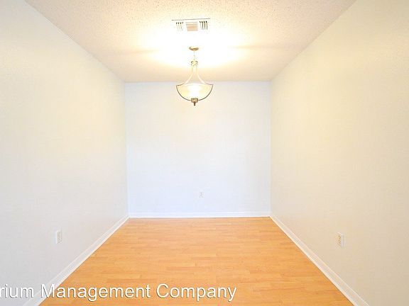 3rd image of 2528 E Washington St #202