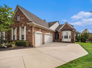 2747 Castlemartin Ct, Rochester, MI 48306