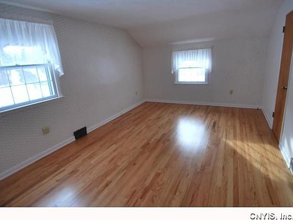 2nd image of 7 Bishop Dr