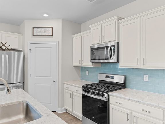 4th image of 482 McAlister Dr.